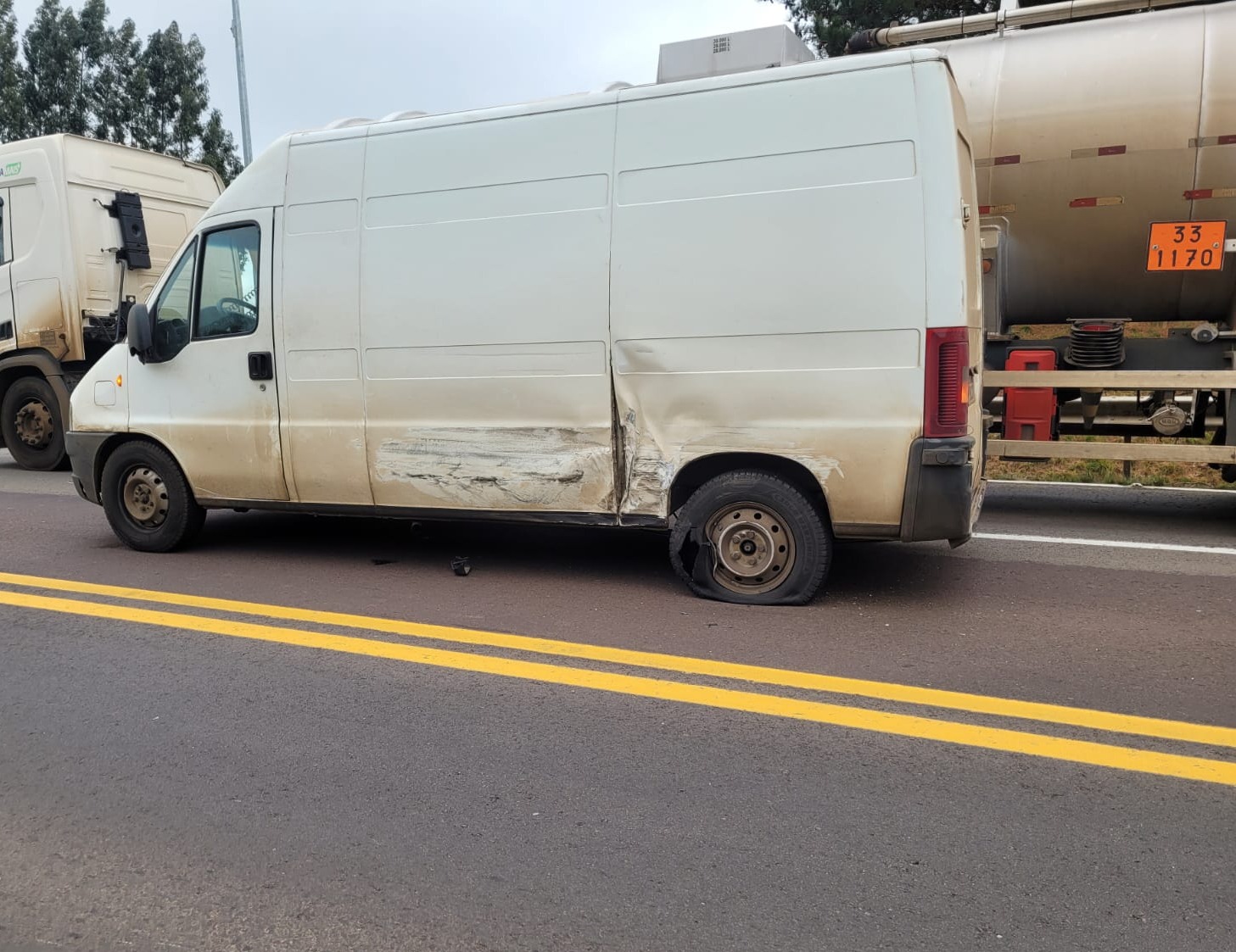 Três pessoas ficaram feridas em um acidente ocorrido por volta das 8h30 desta sexta-feira, 5 de julho, no km 234 da BR-386