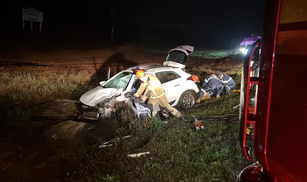 Um grave acidente de trânsito deixou três pessoas feridas, por volta das 18h30 deste domingo, 07, na ERS-135 em Estação.