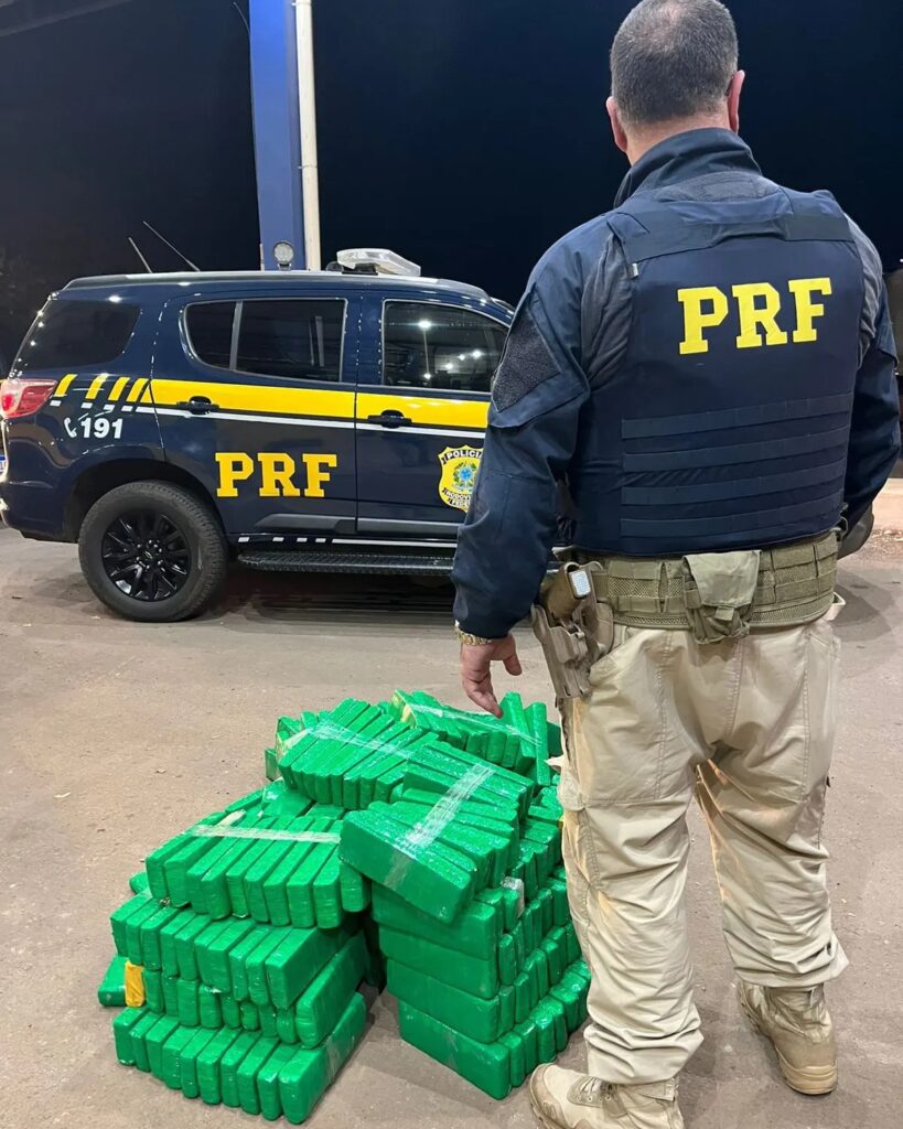 PRF prende traficantes e apreende mais de 180 quilos de maconha em Passo Fundo, dois homens que estavam com maconha num Palio, foram presos.