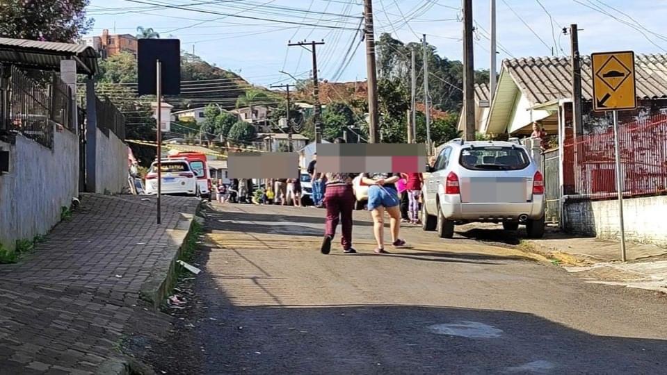 Jovem é morto a tiros em Erechim. A vítima tinha 24 anos e trabalhava como mecânico. No momento do crime, estava entregando um veículo