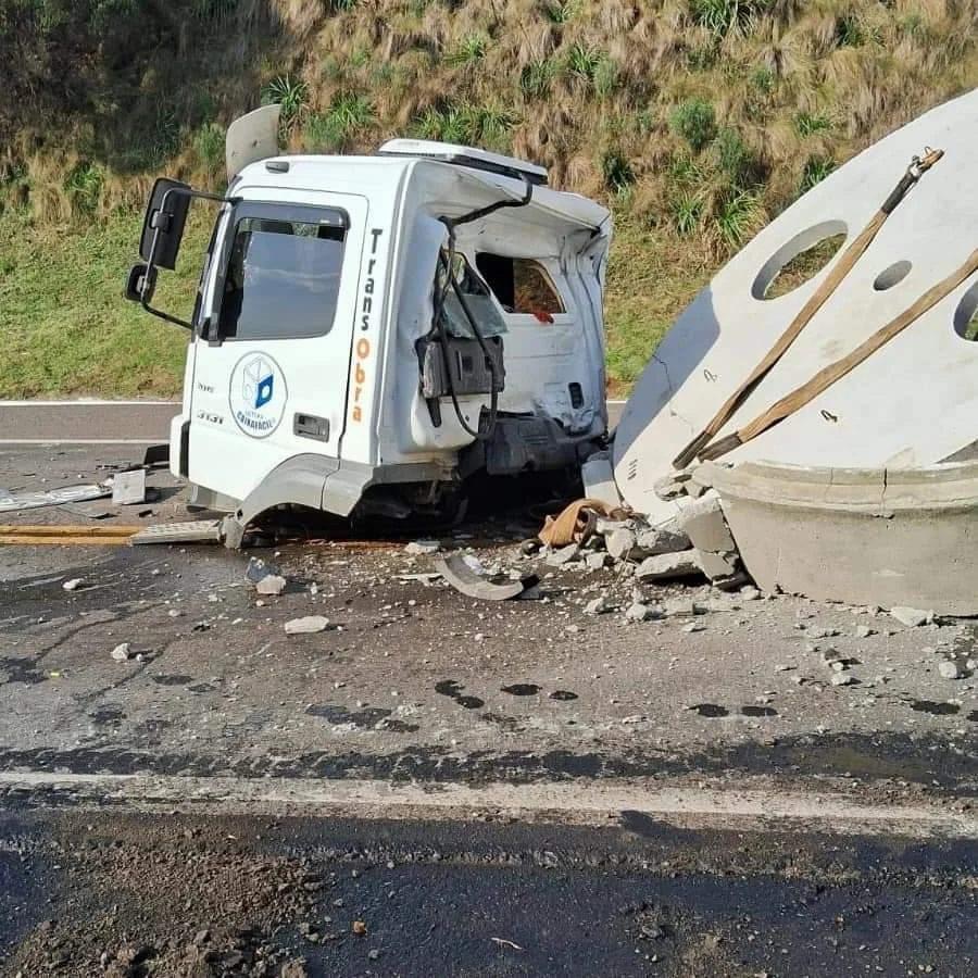 Acidente de trânsito deixa uma pessoa gravemente ferida, na BR-470, em Lagoa Vermelha, na tarde desta quarta-feira 