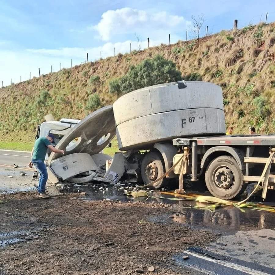 Acidente de trânsito deixa uma pessoa gravemente ferida, na BR-470, em Lagoa Vermelha, na tarde desta quarta-feira 