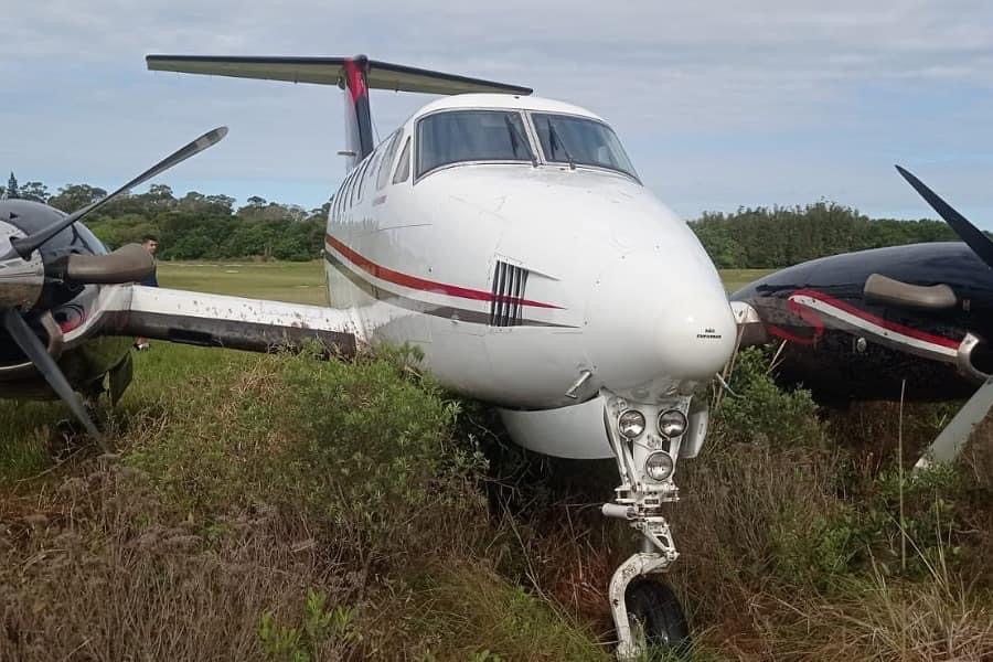 Uma aeronave, Beechcraft Be200 Super King Air (PR-FRB), saiu da pista no Aeroporto Capão da Canoa, Rio Grande Do Sul.