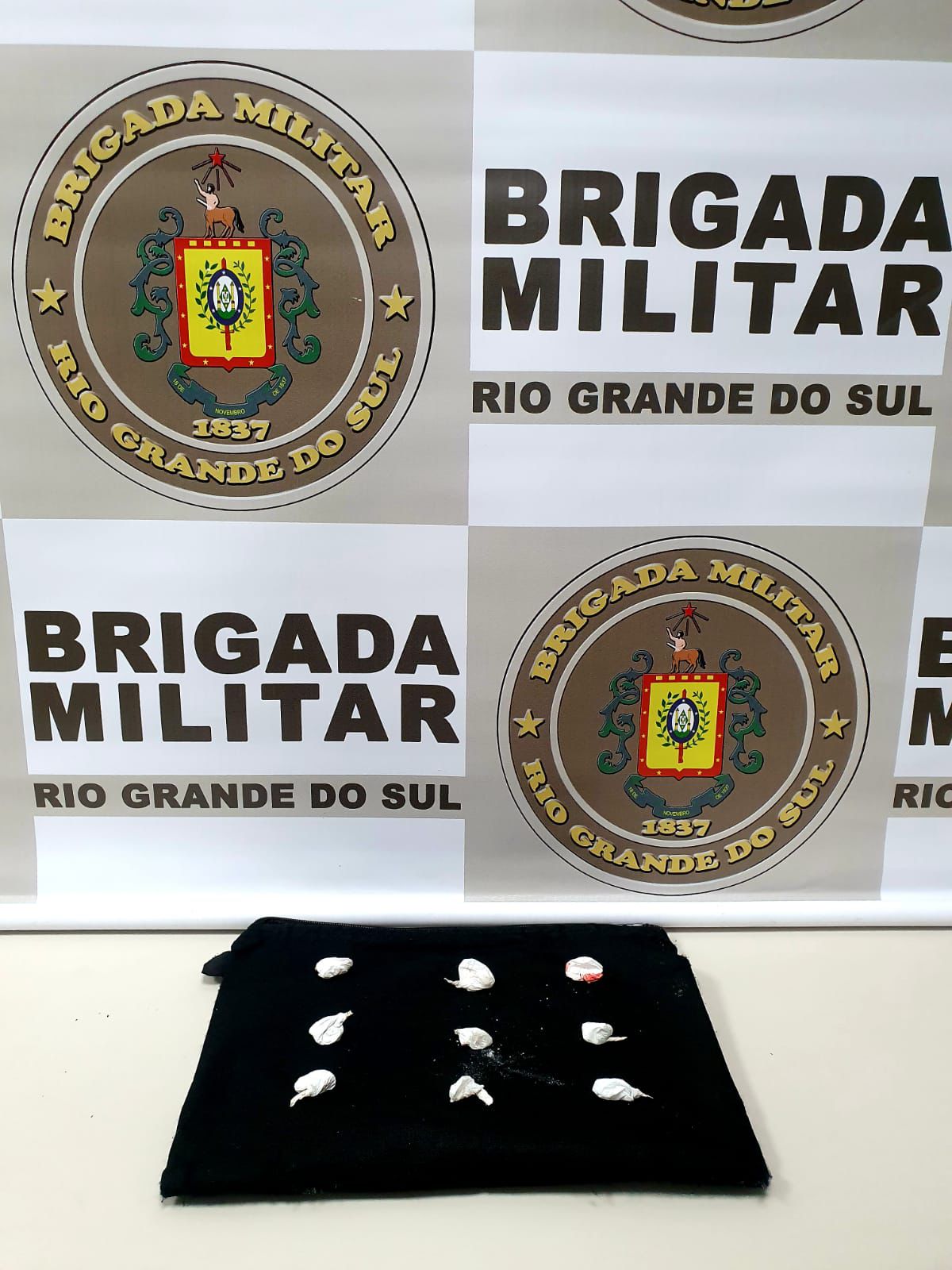 Homem é preso pela Brigada Militar por cumprimento de mandado de prisão e tráfico de entorpecentes em Marau