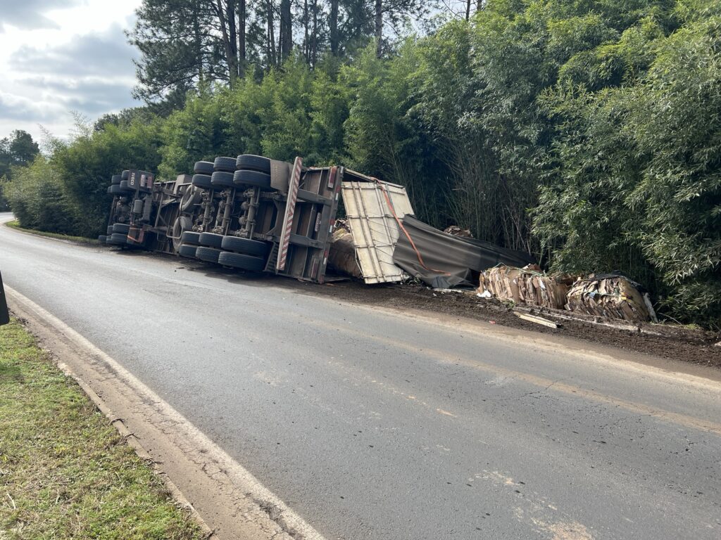 Carreta tomba após condutor perder o controle ERS-135, em Estação.Um acidente de trânsito foi registrado por volta das 12h30 desta sexta