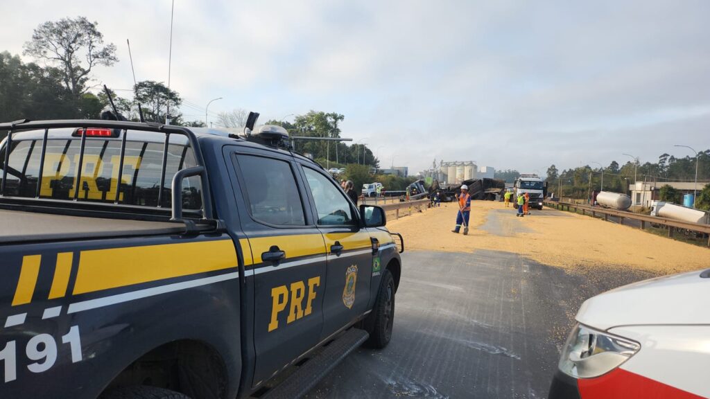 Na manhã desta quinta feira (18), por volta das 07h30, a PRF atendeu um acidente envolvendo carreta, motorista fica ferido na BR-386.