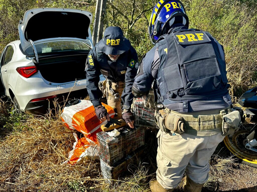 Na manhã desta sexta-feira (19), a PRF prendeu um homem transportando mais de 150 quilos de maconha em Passo Fundo em um carro roubado.