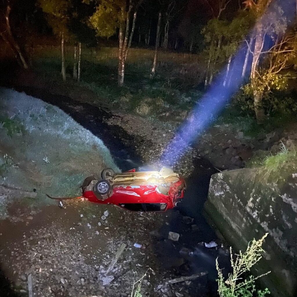 Na madrugada deste domingo, o Corpo de Bombeiros de Marau foi acionado para atender a um grave acidente na ERS 324, em Casca.