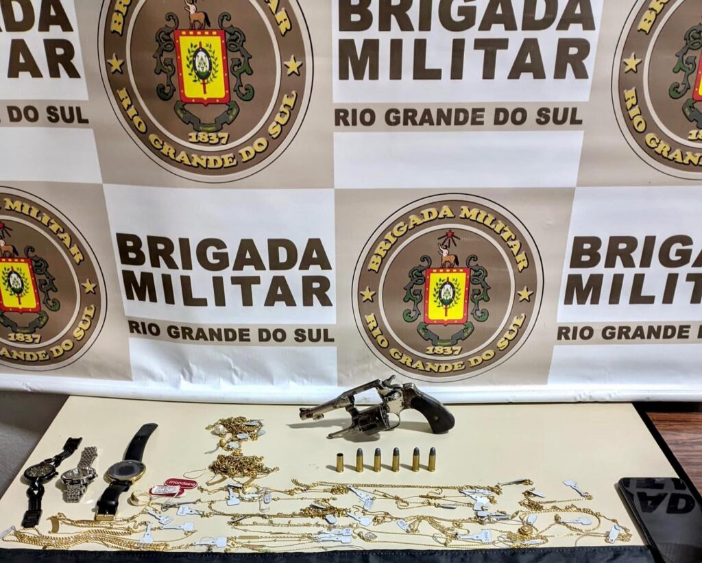 38ºBPM, realizou a prisão de dois homens por porte ilegal de arma de fogo e apreendeu diversos objetos, em Carazinho.