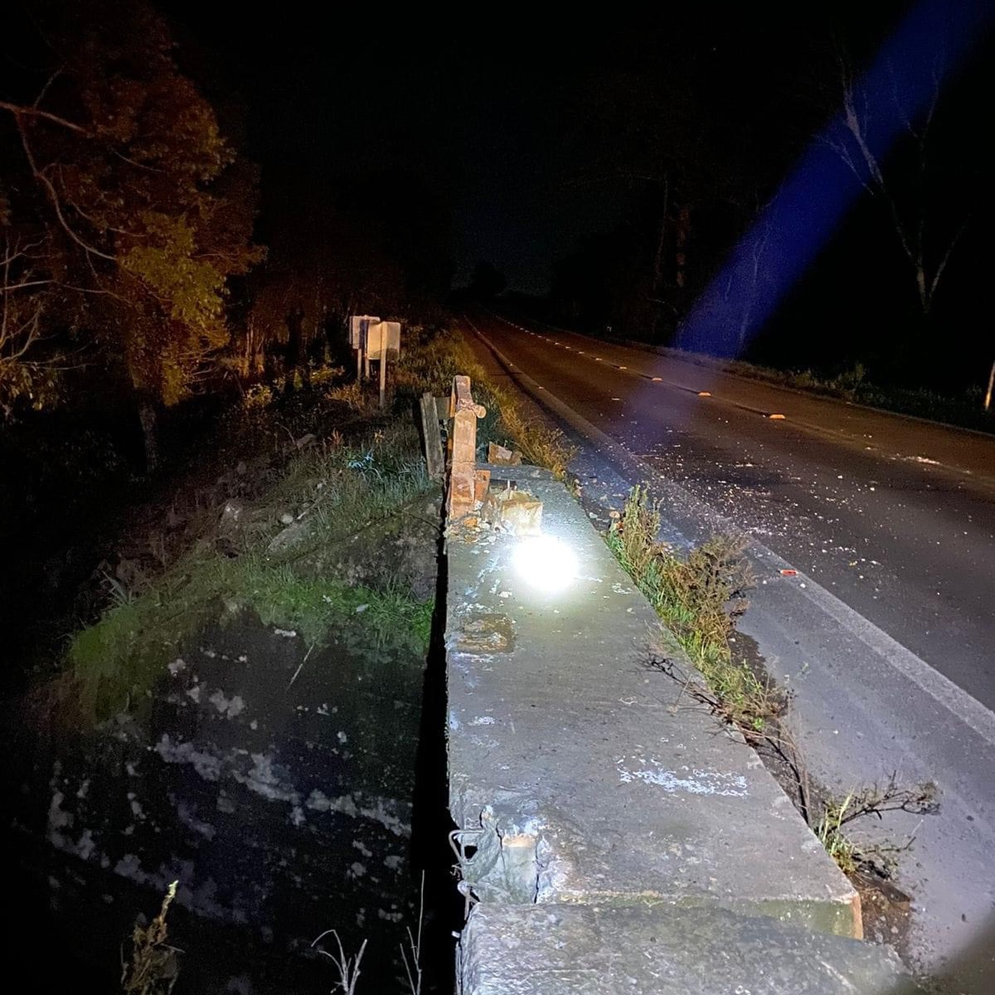 Na madrugada deste domingo, o Corpo de Bombeiros de Marau foi acionado para atender a um grave acidente na ERS 324, em Casca.