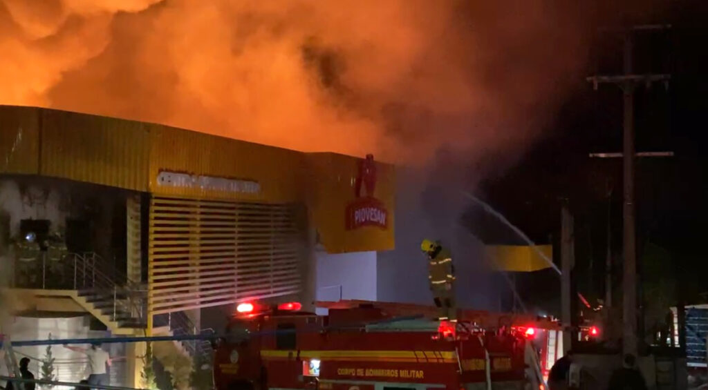 Na noite desta segunda, um incêndio de grandes proporções atingiu a fábrica da Empresa Frangos Piovesan, localizada em Frederico Westphalen