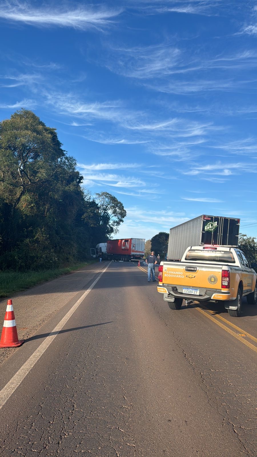 Uma colisão frontal entre uma carreta e uma caminhonete causou uma morte na tarde desta terça-feira (27) em Tapera