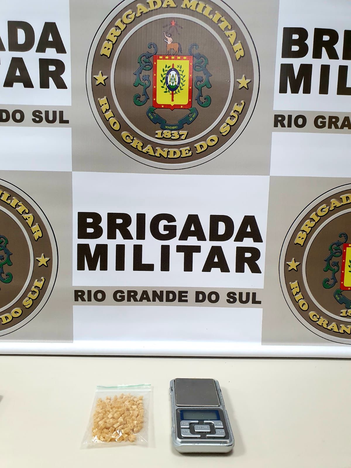 Brigada Militar através de uma equipe de patrulha rural do 3°RPMon prende um homem e uma mulher por tráfico de drogas