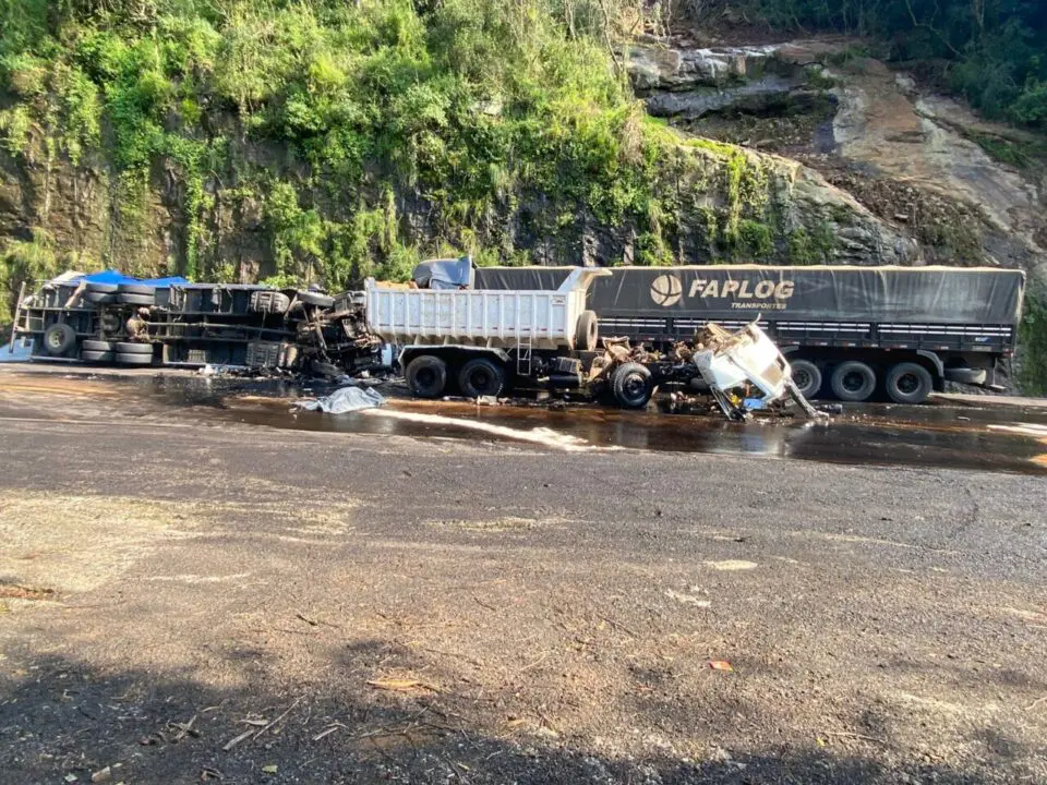 Um homem, ainda não identificado, morreu após um grave acidente de trânsito registrado na manhã desta quinta-feira (1º), na ERS-122, em Flores da Cunha.