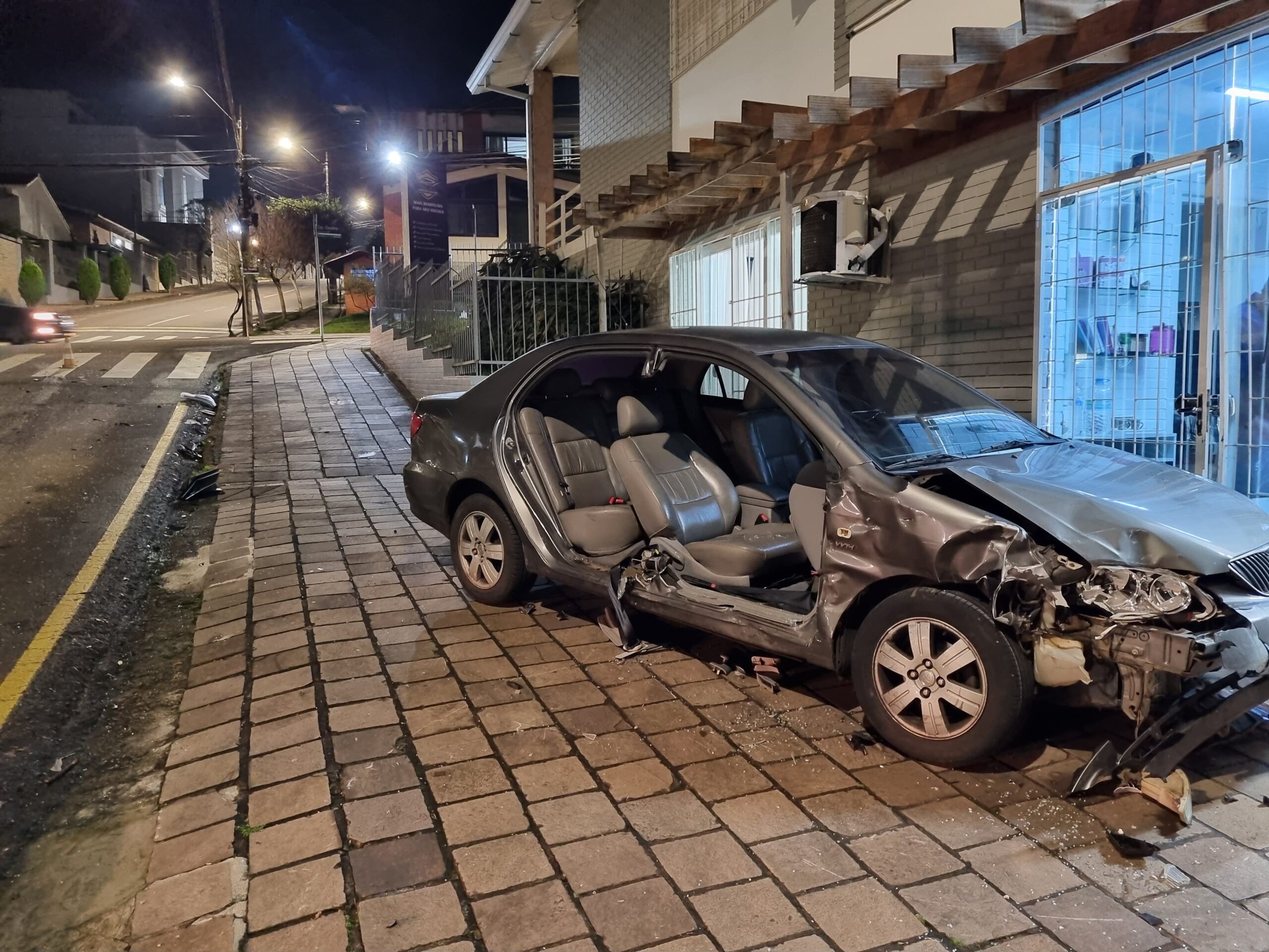 No início da noite desta quinta-feira (08), um grave acidente de trânsito, após invasão de preferencial, envolveu 3 veículos e 2 feridos