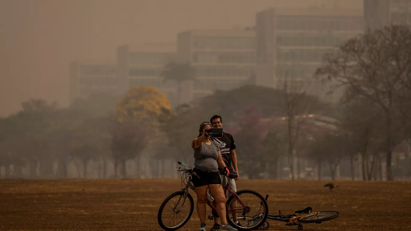 Densa fumaça de queimadas cobre neste domingo Brasília e os principais prédios da república somem em meio à névoa de poluição