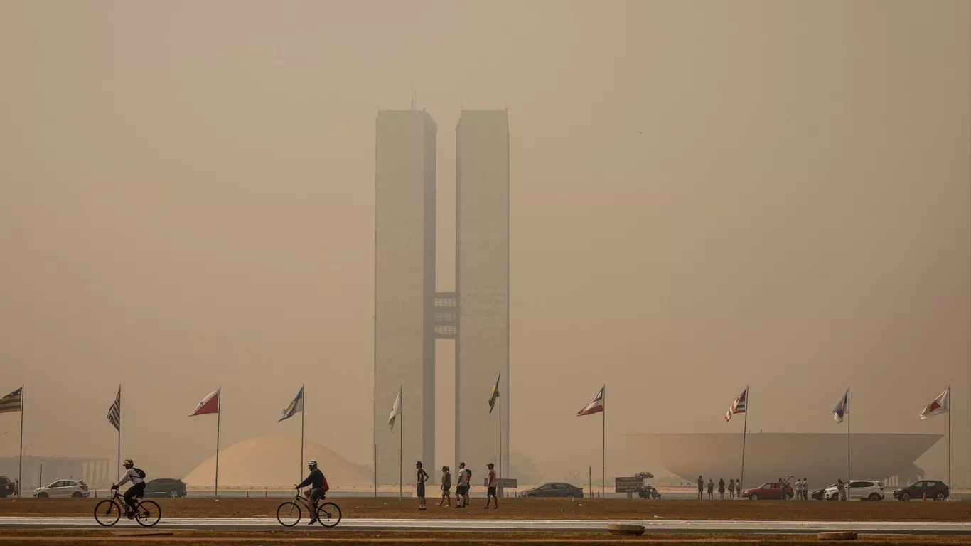 Densa fumaça de queimadas cobre neste domingo Brasília e os principais prédios da república somem em meio à névoa de poluição