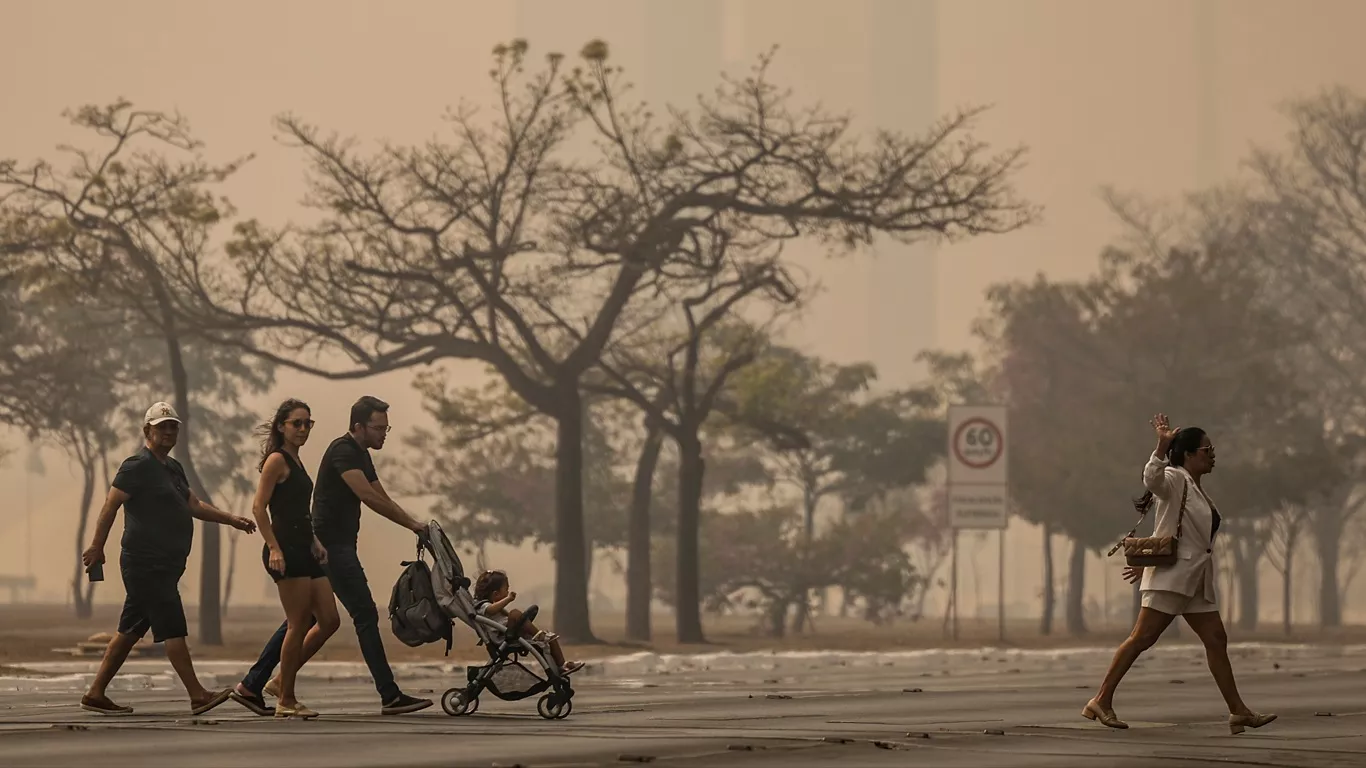 Densa fumaça de queimadas cobre neste domingo Brasília e os principais prédios da república somem em meio à névoa de poluição