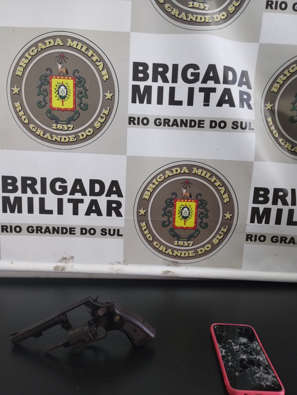 A Brigada Militar, por meio do 3º RPMon/Força Tática, realizou a prisão de um indivíduo que efetuou assalto em joalheria