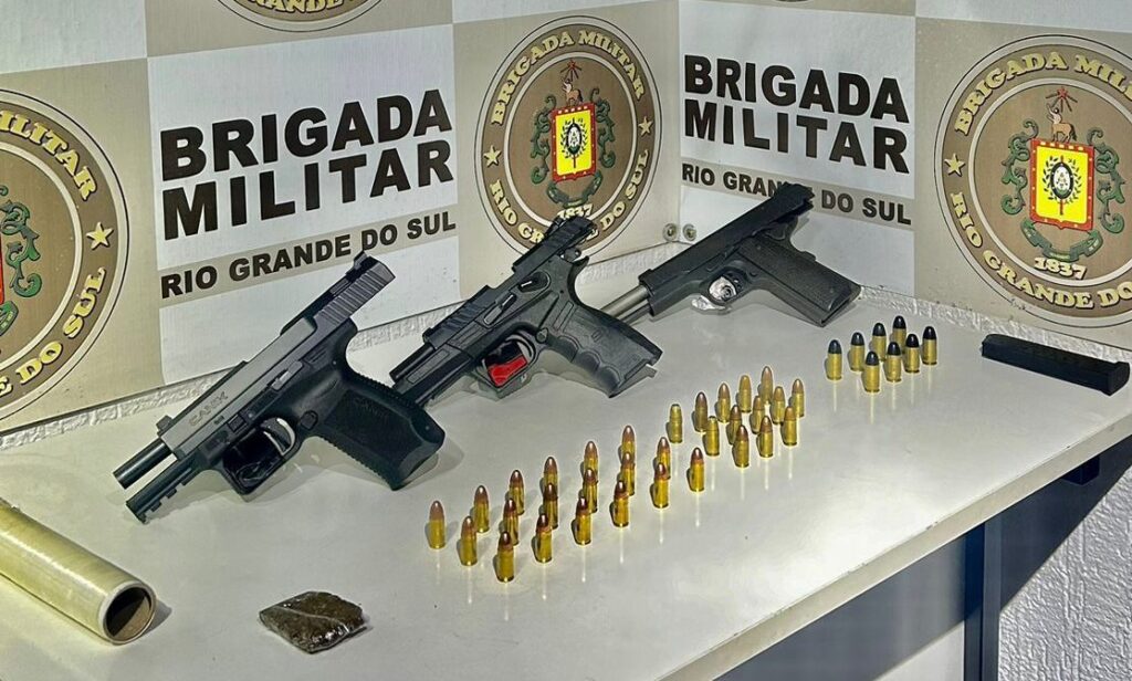 A Brigada Militar, por meio de uma equipe da Patrulha Rural, prendeu três homens portando armas de fogo em Serafina Corrêa