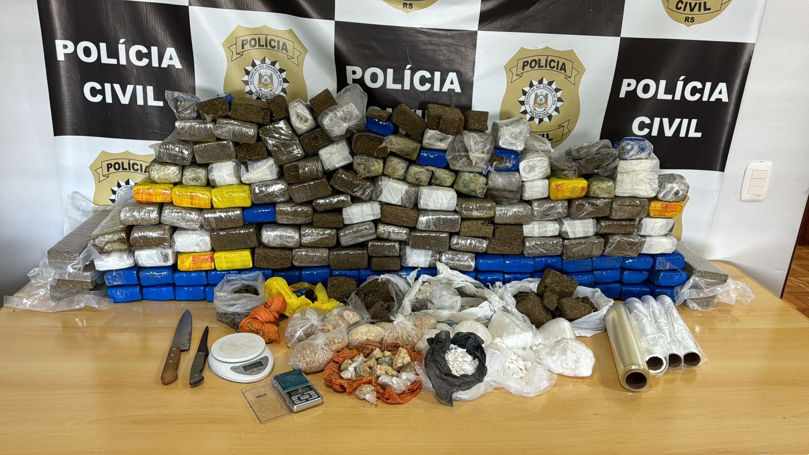 Polícia Civil, através da Delegacia de Polícia de Sarandi, prendeu em flagrante de dois homens por de tráfico e associação para o tráfico