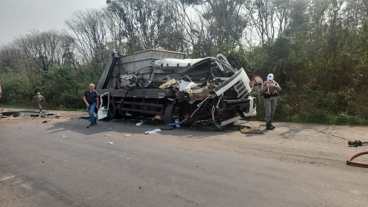 Grave acidente de trânsito entre dois caminhões, deixa um condutor com ferimentos graves, em Passo Fundo, na saída para Ernestina