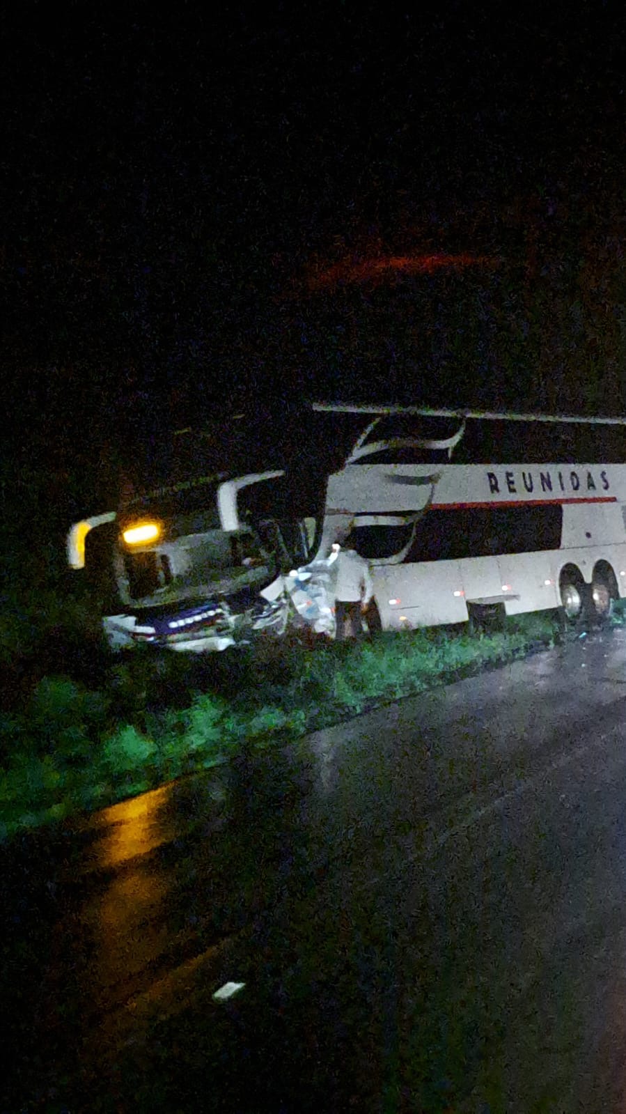 Um grave acidente ocorrido na noite de quinta-feira (12), resultou na morte de uma pessoa, em colisão frontal com ônibus e carro de passeio