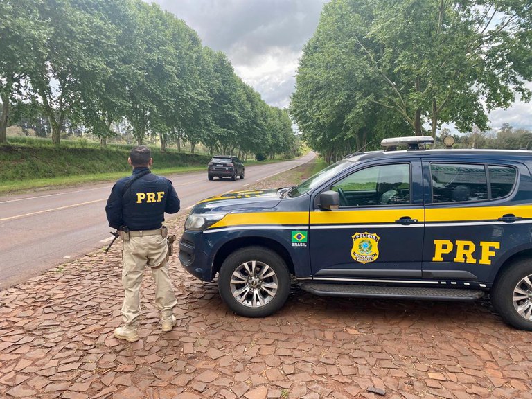 Na noite desta sexta feira (6), a Polícia Rodoviária Federal prendeu quatro estelionatários, na Br 386 em Sarandi.