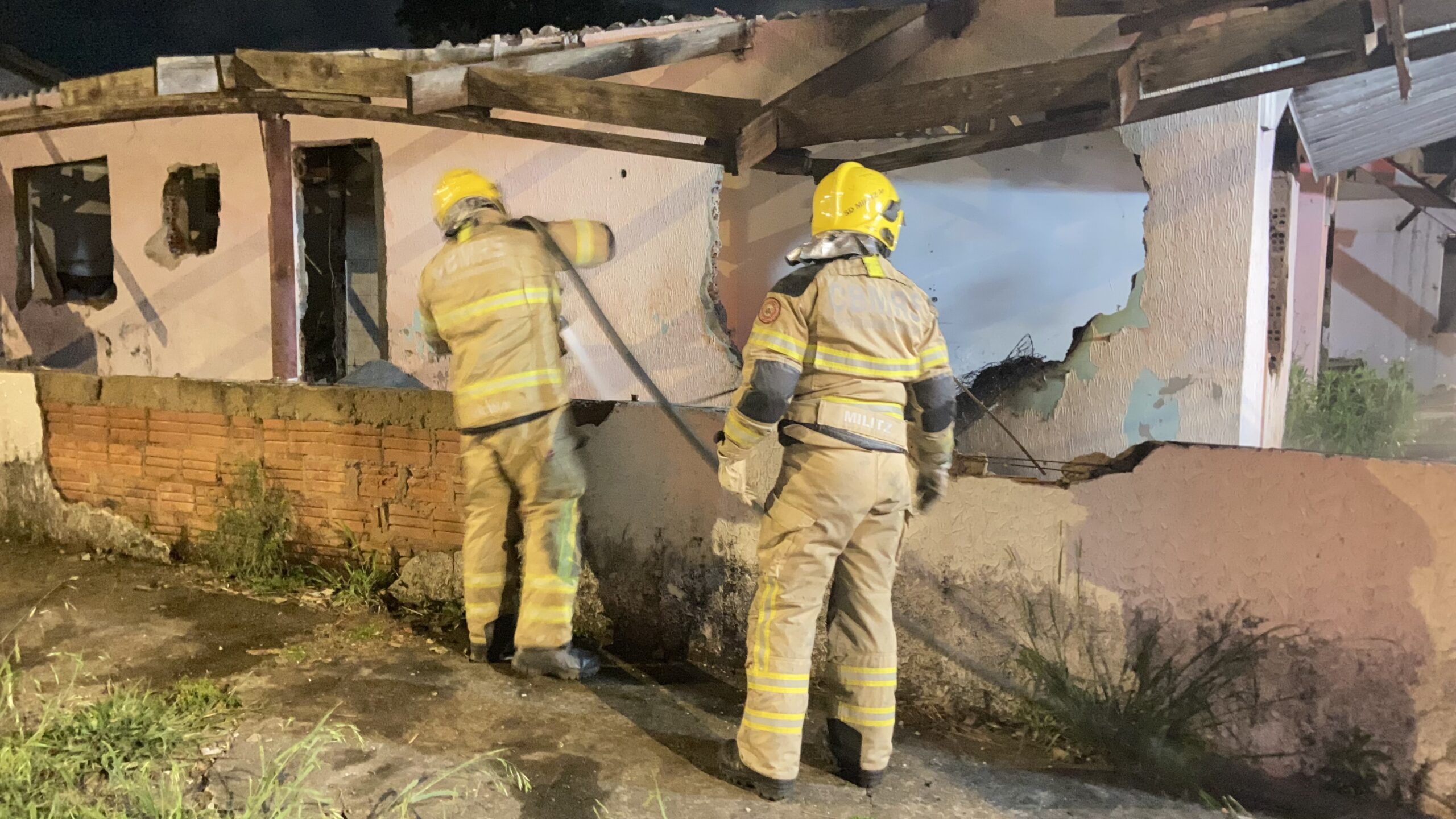 Na noite deste sábado, um incêndio crimino ao foi atendido pelo Corpo de Bombeiros e Brigada Militar, na São Cristóvão em Passo Fundo