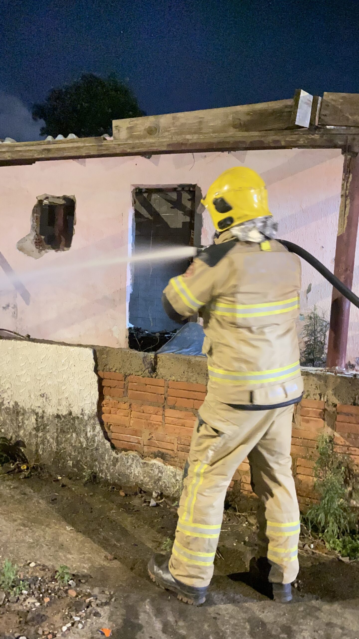 Na noite deste sábado, um incêndio crimino ao foi atendido pelo Corpo de Bombeiros e Brigada Militar, na São Cristóvão em Passo Fundo