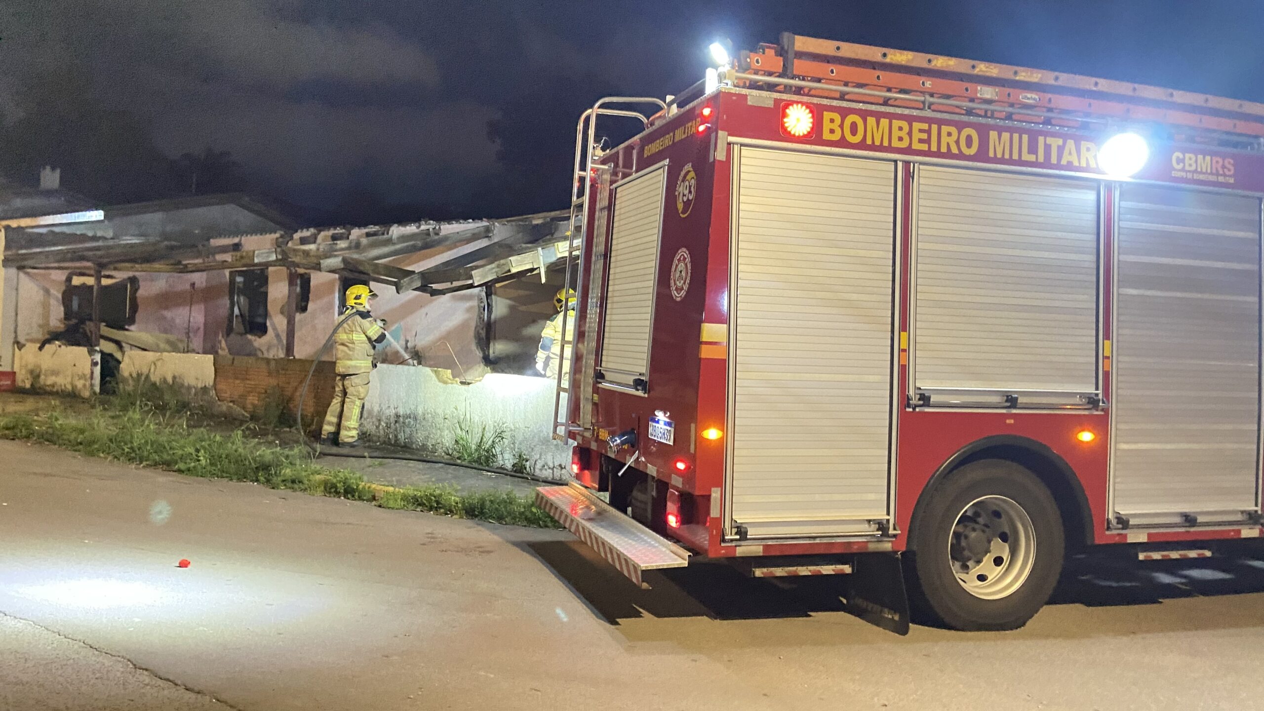 Na noite deste sábado, um incêndio crimino ao foi atendido pelo Corpo de Bombeiros e Brigada Militar, na São Cristóvão em Passo Fundo