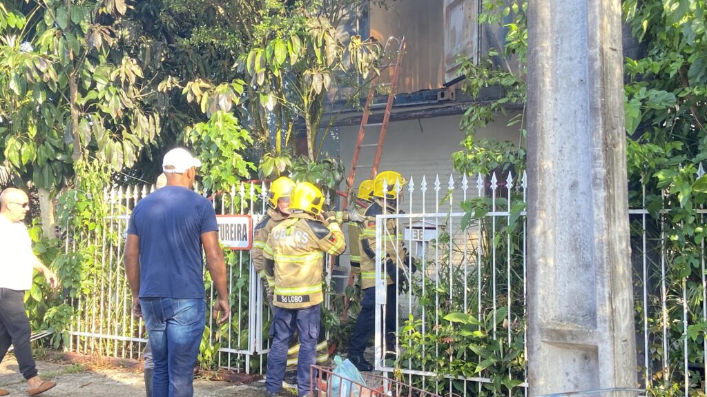 Na tarde deste sábado (21), um incêndio consumiu por completo a parte superior de uma residência nas proximidades do Parque da Gare