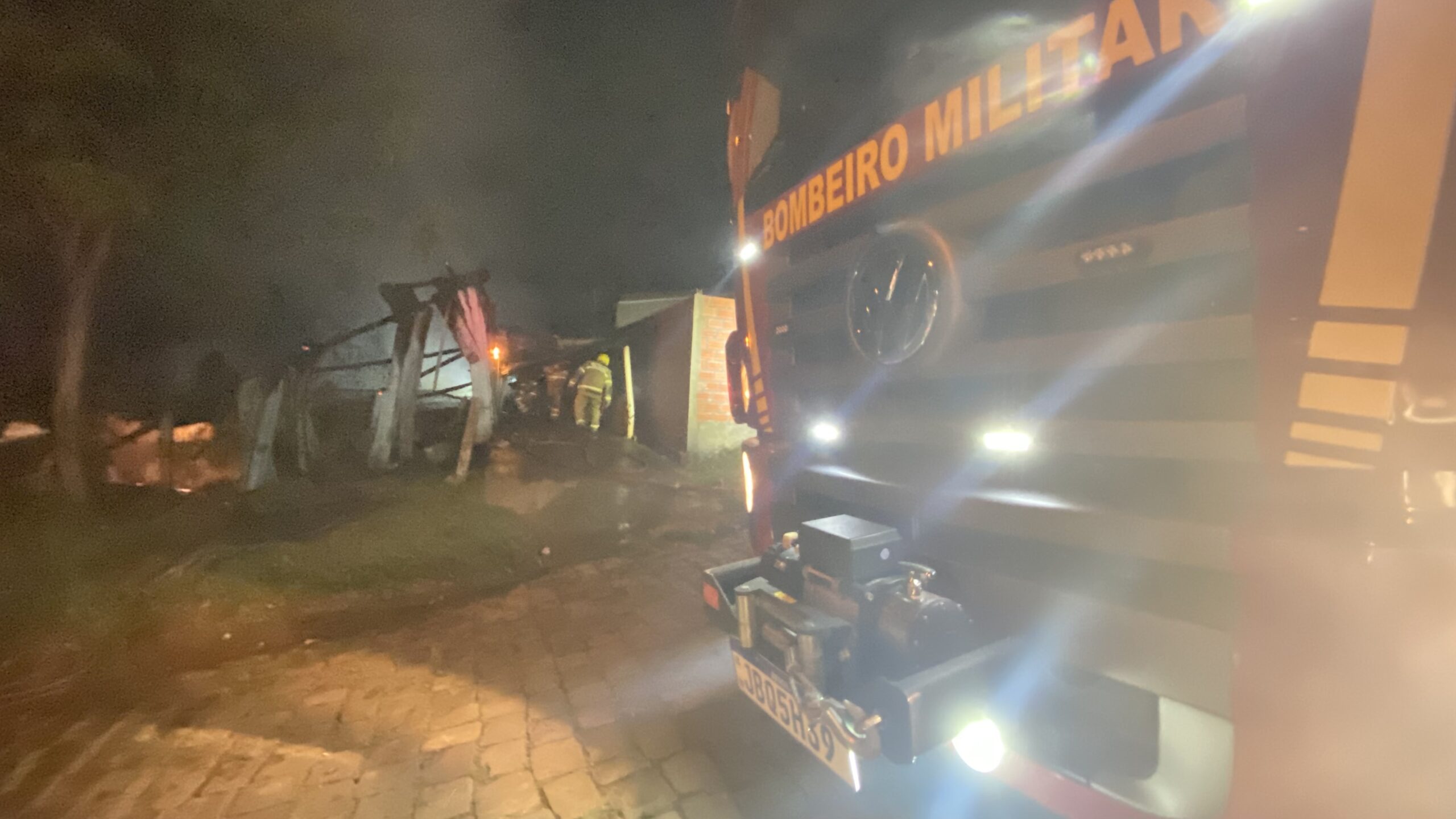 Na noite desta terça-feira (24), um incêndio consumiu duas residências, na rua Antônio Polidoro de Andrade, no bairro Leão XIII