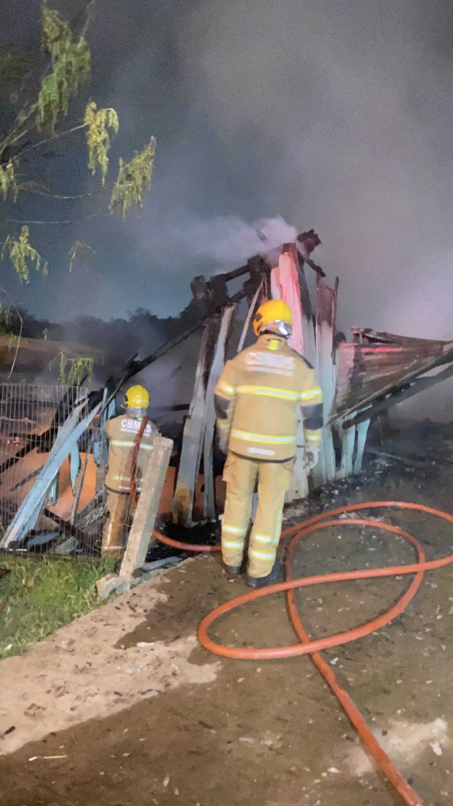 Na noite desta terça-feira (24), um incêndio consumiu duas residências, na rua Antônio Polidoro de Andrade, no bairro Leão XIII