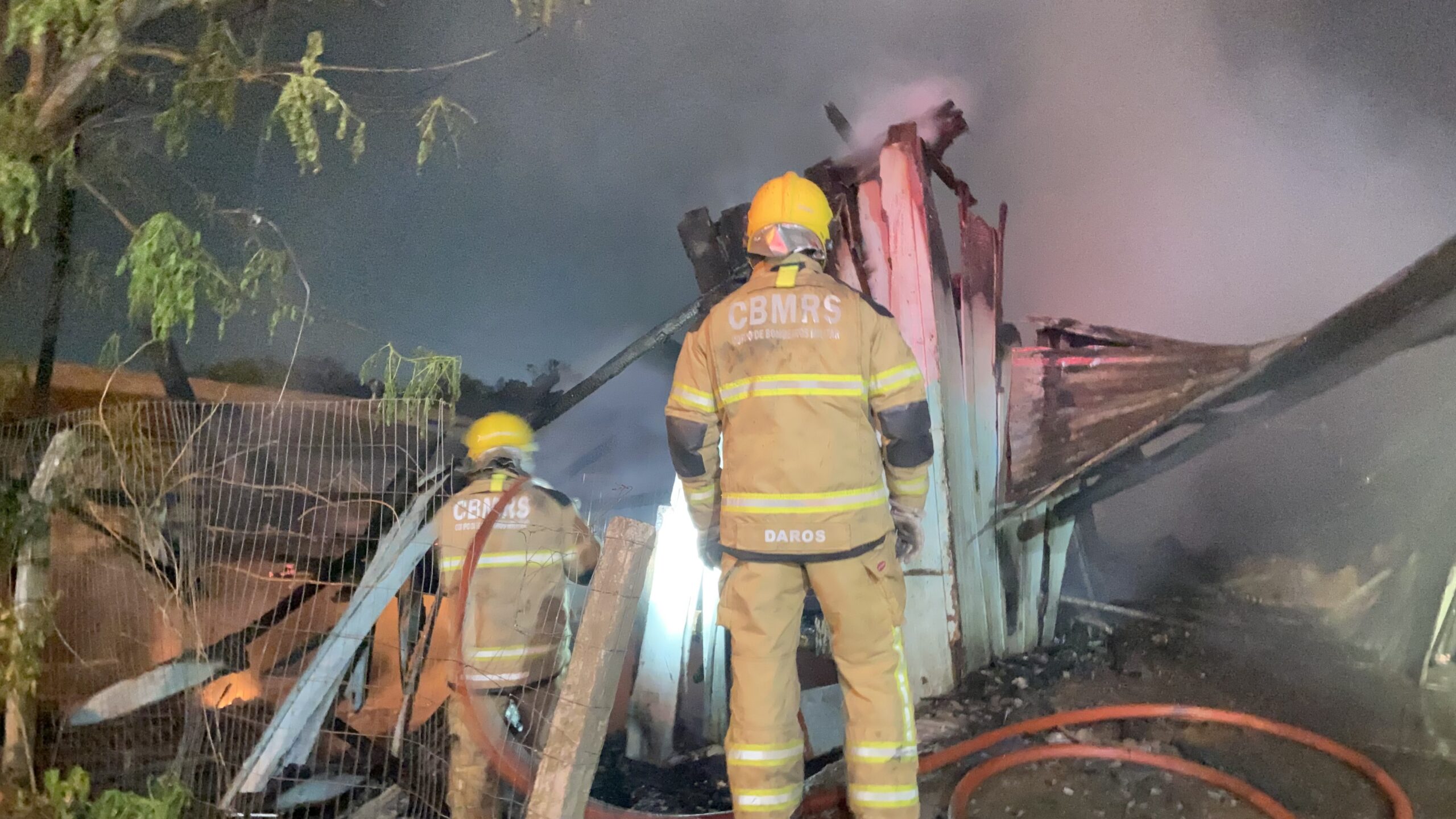 Na noite desta terça-feira (24), um incêndio consumiu duas residências, na rua Antônio Polidoro de Andrade, no bairro Leão XIII