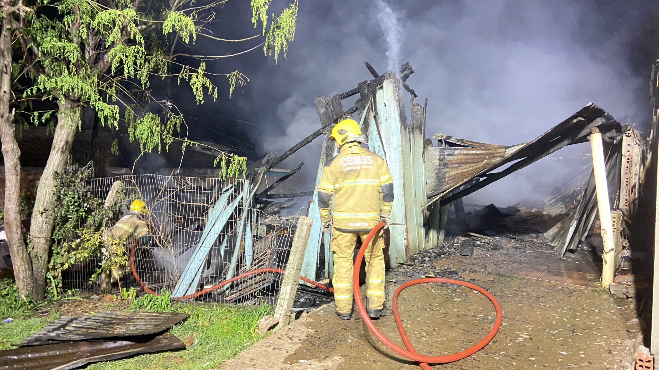 Na noite desta terça-feira (24), um incêndio consumiu duas residências, na rua Antônio Polidoro de Andrade, no bairro Leão XIII