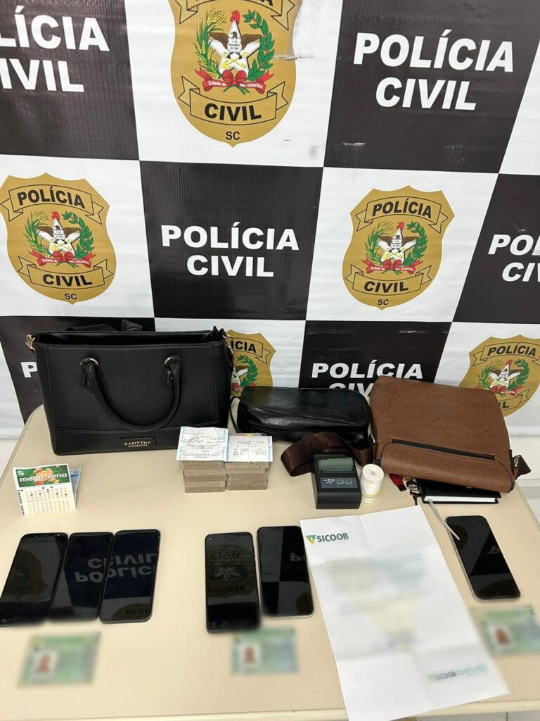 Polícia Civil de SC, por meio da DCE/DIC, prendeu em flagrante 3 pessoas pelos crimes de estelionato e associação criminosa, em Florianópolis