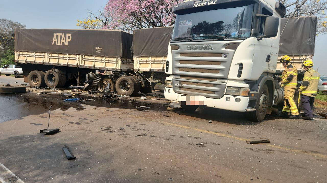 Grave acidente de trânsito entre dois caminhões, deixa um condutor com ferimentos graves, em Passo Fundo, na saída para Ernestina