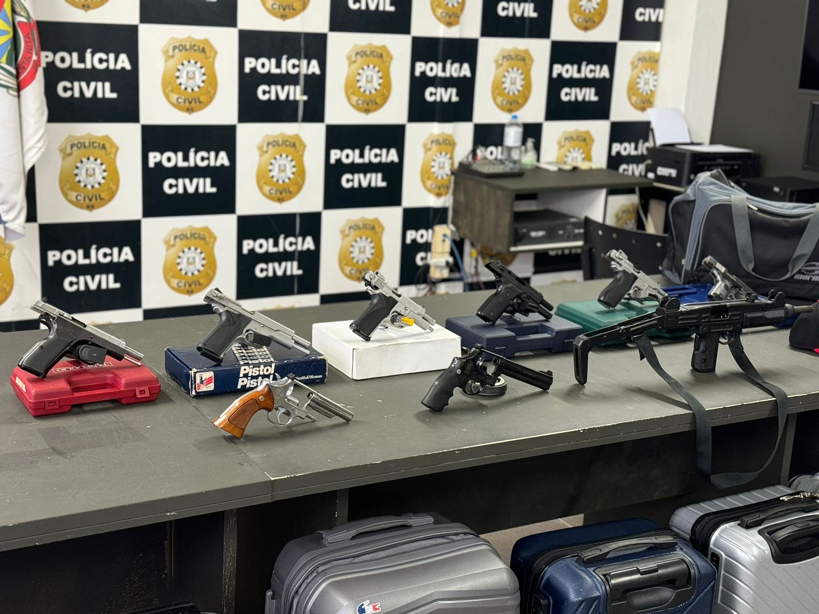 Grupo especializado no golpe do “conto do bilhete” é preso em Porto Alegre com arsenal de armas de fogo. A quadrilha é de Passo Fundo