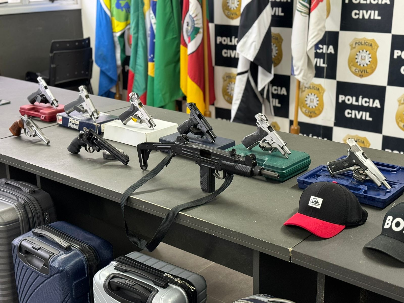 Grupo especializado no golpe do “conto do bilhete” é preso em Porto Alegre com arsenal de armas de fogo. A quadrilha é de Passo Fundo