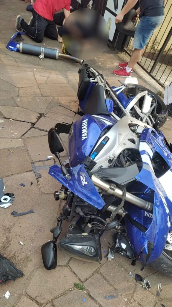 Na manhã desta quarta-feira (25), um homem morreu, após colidir motocicleta contra parede, na avenida Rio Grande, Vera Cruz