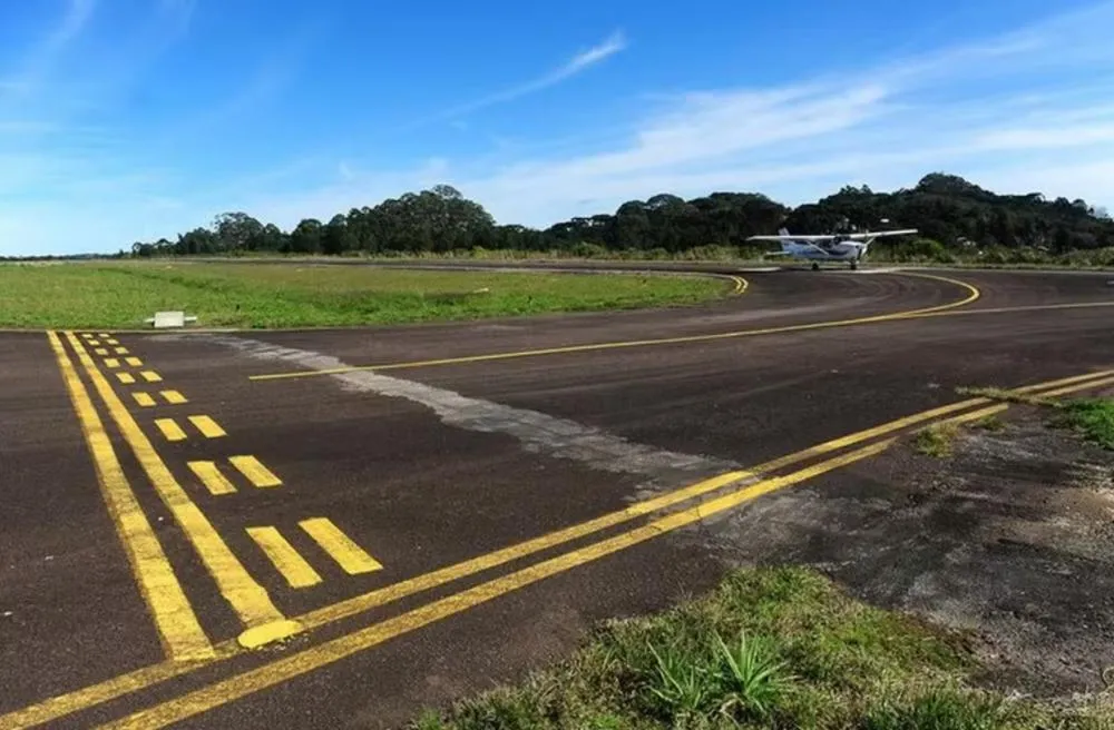 A Agência Nacional de Aviação Civil (Anac) determinou a interrupção de todas as operações nos aeroportos de Canela, e de Torres, no Litoral