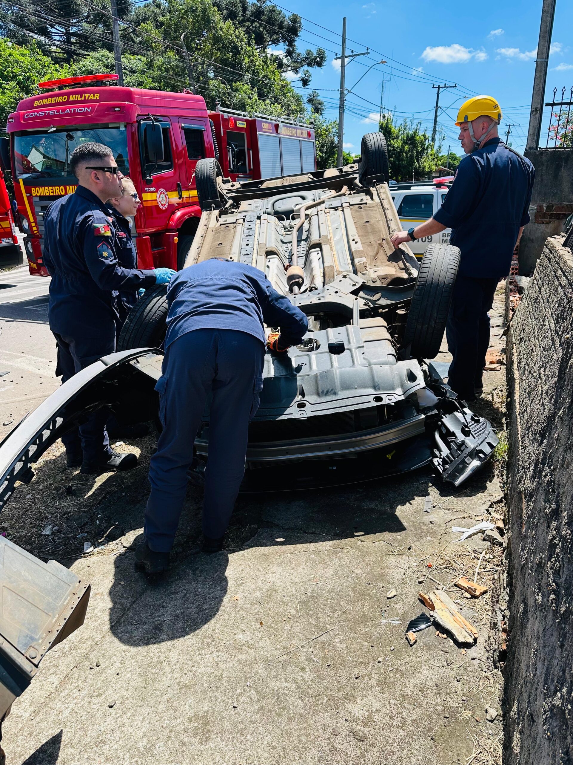 No final da manhã desta sexta-feira (04), um acidente envolvendo um Kia Sorento e um Hyundai HB20, resultou em capotamento na Vila Luiza