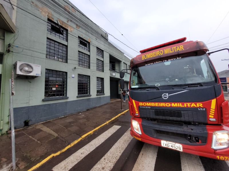 Na manhã desta terça-feira (08) desabou uma parte de uma edificação que atingiu a edificação vizinha, na Avenida Flores da Cunha