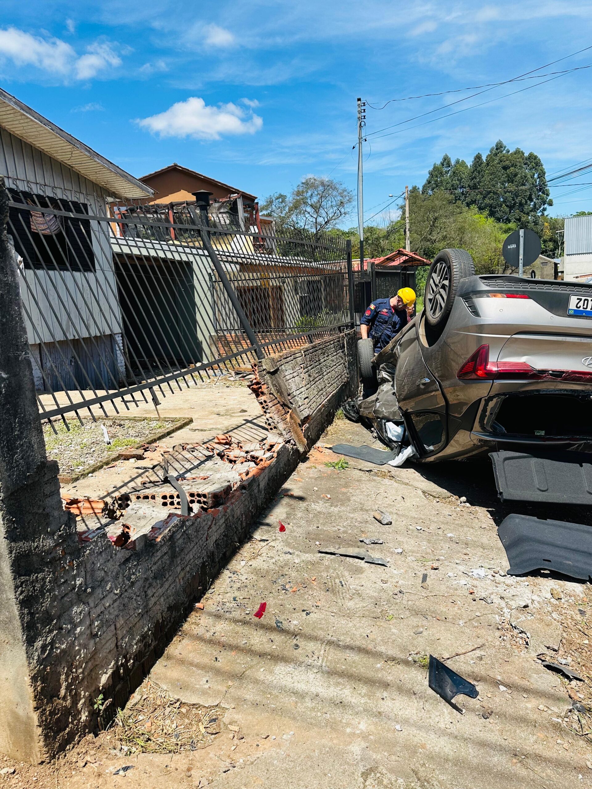 No final da manhã desta sexta-feira (04), um acidente envolvendo um Kia Sorento e um Hyundai HB20, resultou em capotamento na Vila Luiza