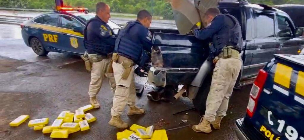 PRF prende homem transportando 100 kg de cocaína escondidos na lataria de veículo