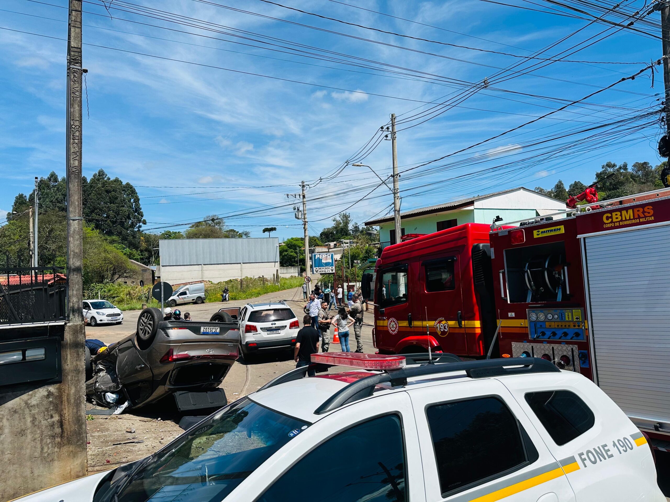 No final da manhã desta sexta-feira (04), um acidente envolvendo um Kia Sorento e um Hyundai HB20, resultou em capotamento na Vila Luiza