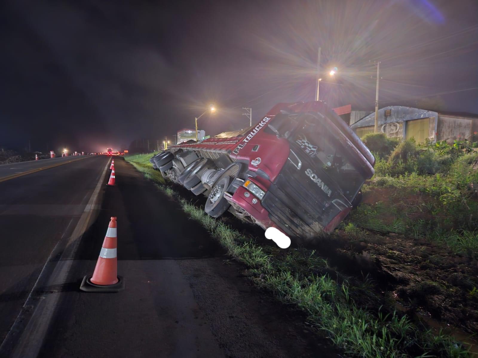 No final da tarde desta quarta-feira, (02), o condutor de uma carreta Scania, com placas de Lajeado, seguia no sentido capital/interior