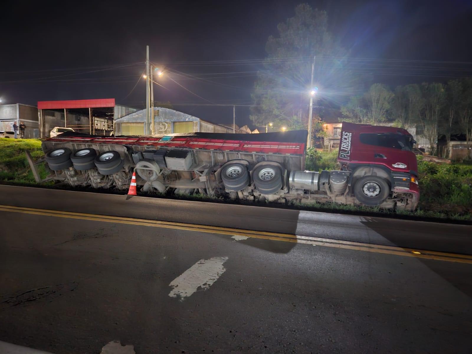 No final da tarde desta quarta-feira, (02), o condutor de uma carreta Scania, com placas de Lajeado, seguia no sentido capital/interior