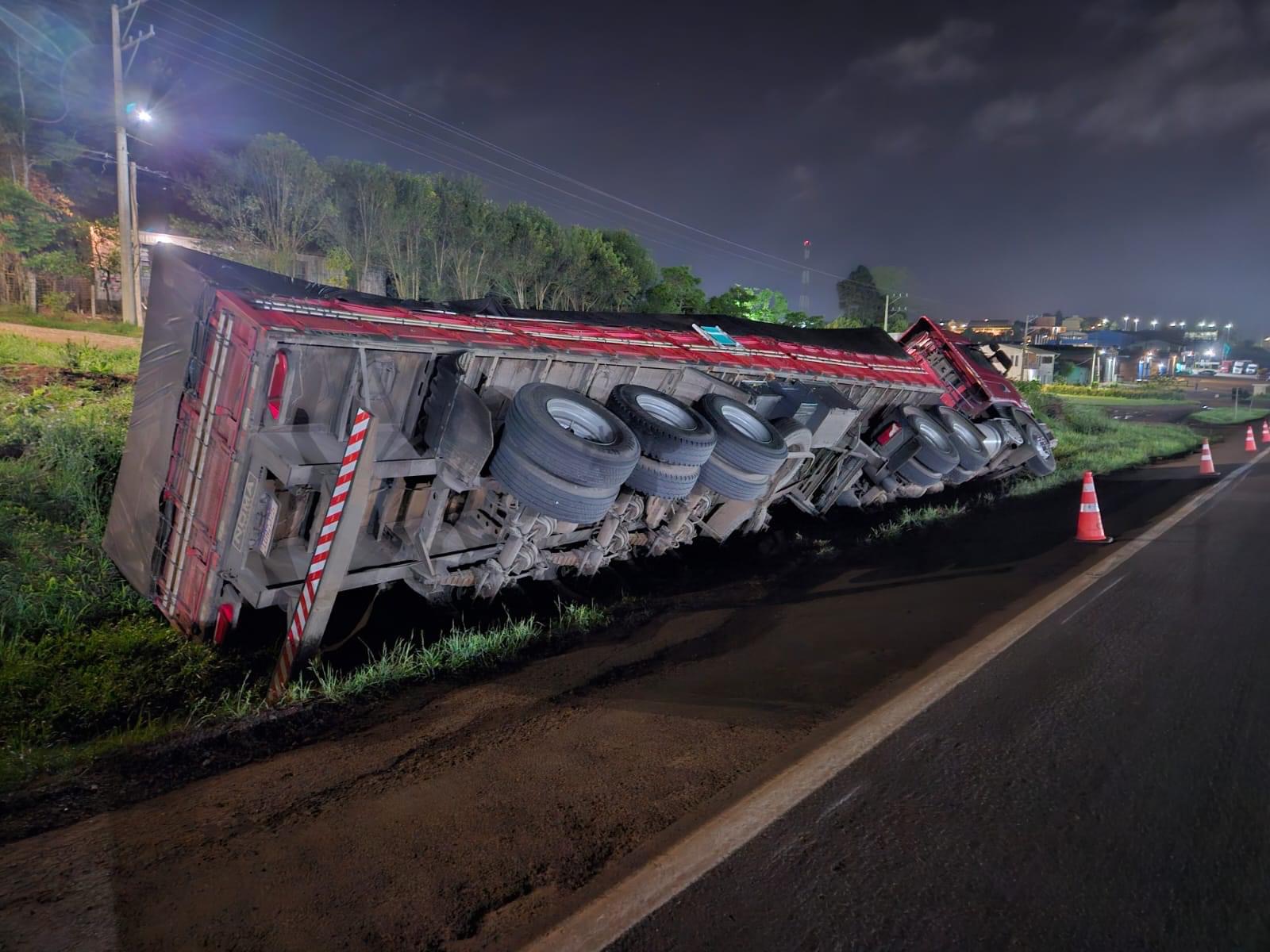 No final da tarde desta quarta-feira, (02), o condutor de uma carreta Scania, com placas de Lajeado, seguia no sentido capital/interior